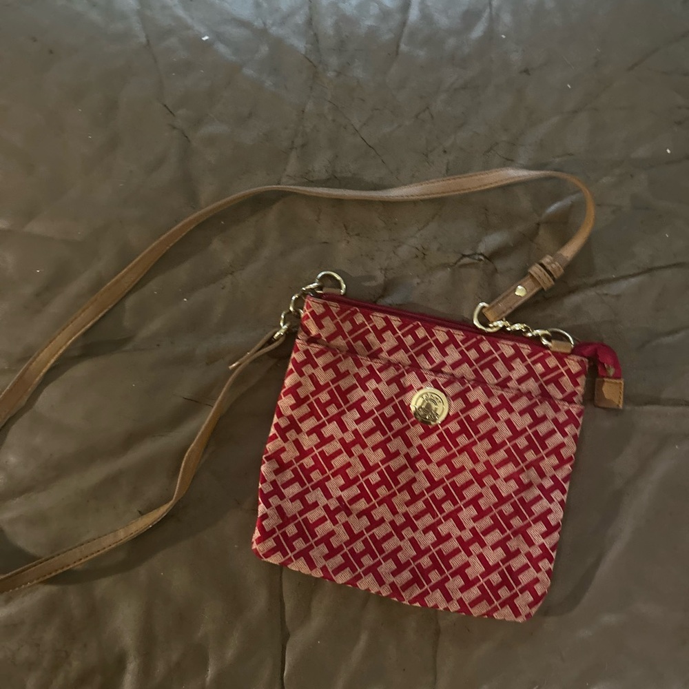 Tommy Hilfiger, classic crossbody purse!